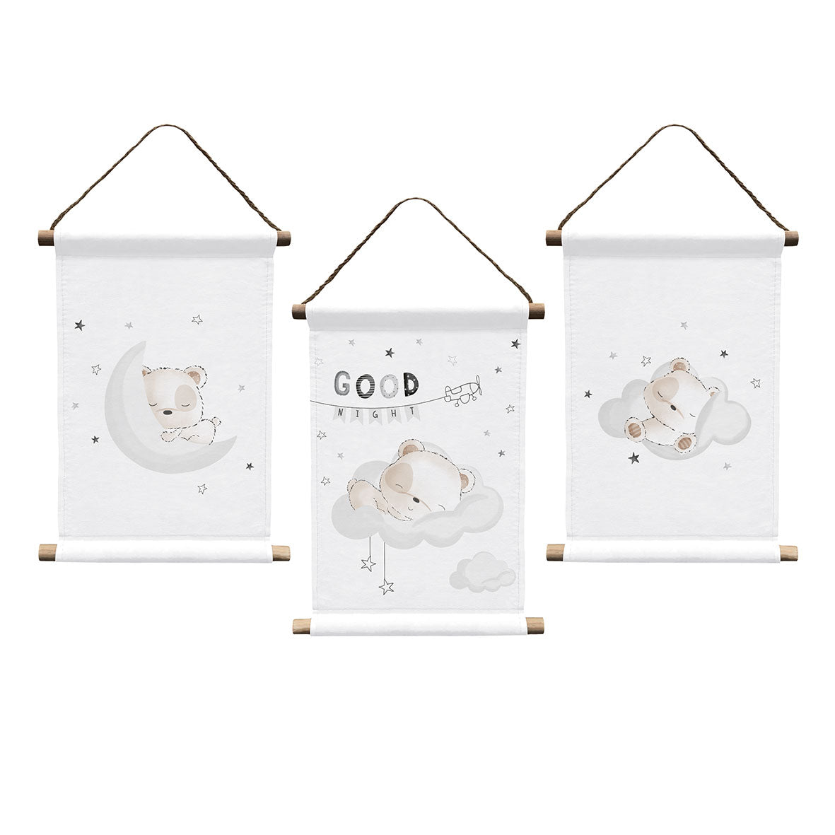 Wandbilder-Set Sleeping Little Bear 3er-Pack 20 x 30 cm 100% Baumwolle 3 Motive nebeneinander an einer Wand. Der Bär liegt schlafend auf einer Mondsichel und Wolken.