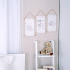 Wandbilder-Set Sleeping Little Bear 3er-Pack 20 x 30 cm 100% Baumwolle 3 Motive nebeneinander an einer Wand.