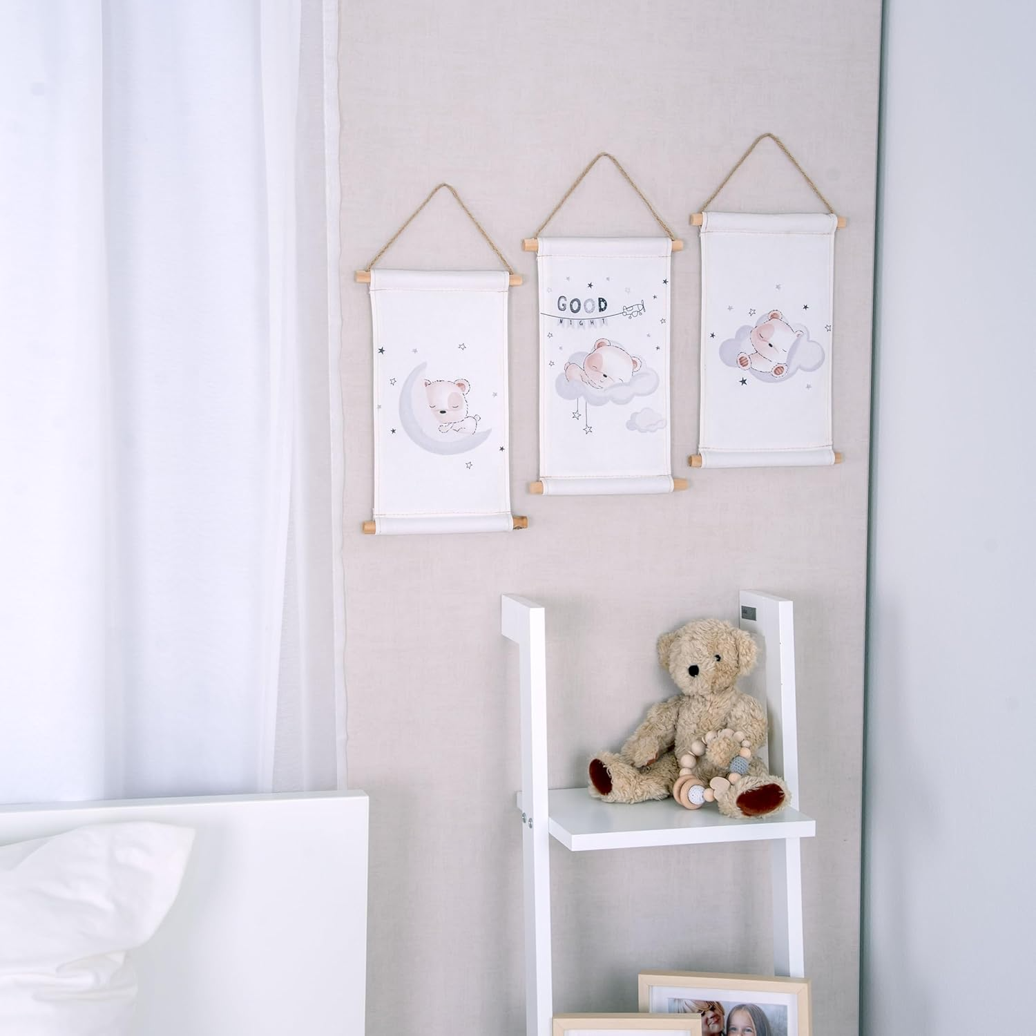 Wandbilder-Set Sleeping Little Bear 3er-Pack 20 x 30 cm 100% Baumwolle 3 Motive nebeneinander an einer Wand.