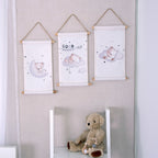 Wandbilder-Set Sleeping Little Bear 3er-Pack 20 x 30 cm 100% Baumwolle 3 Motive nebeneinander an einer Wand.