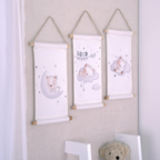 Wandbilder-Set Sleeping Little Bear 3er-Pack 20 x 30 cm 100% Baumwolle 3 Motive nebeneinander an einer Wand.
