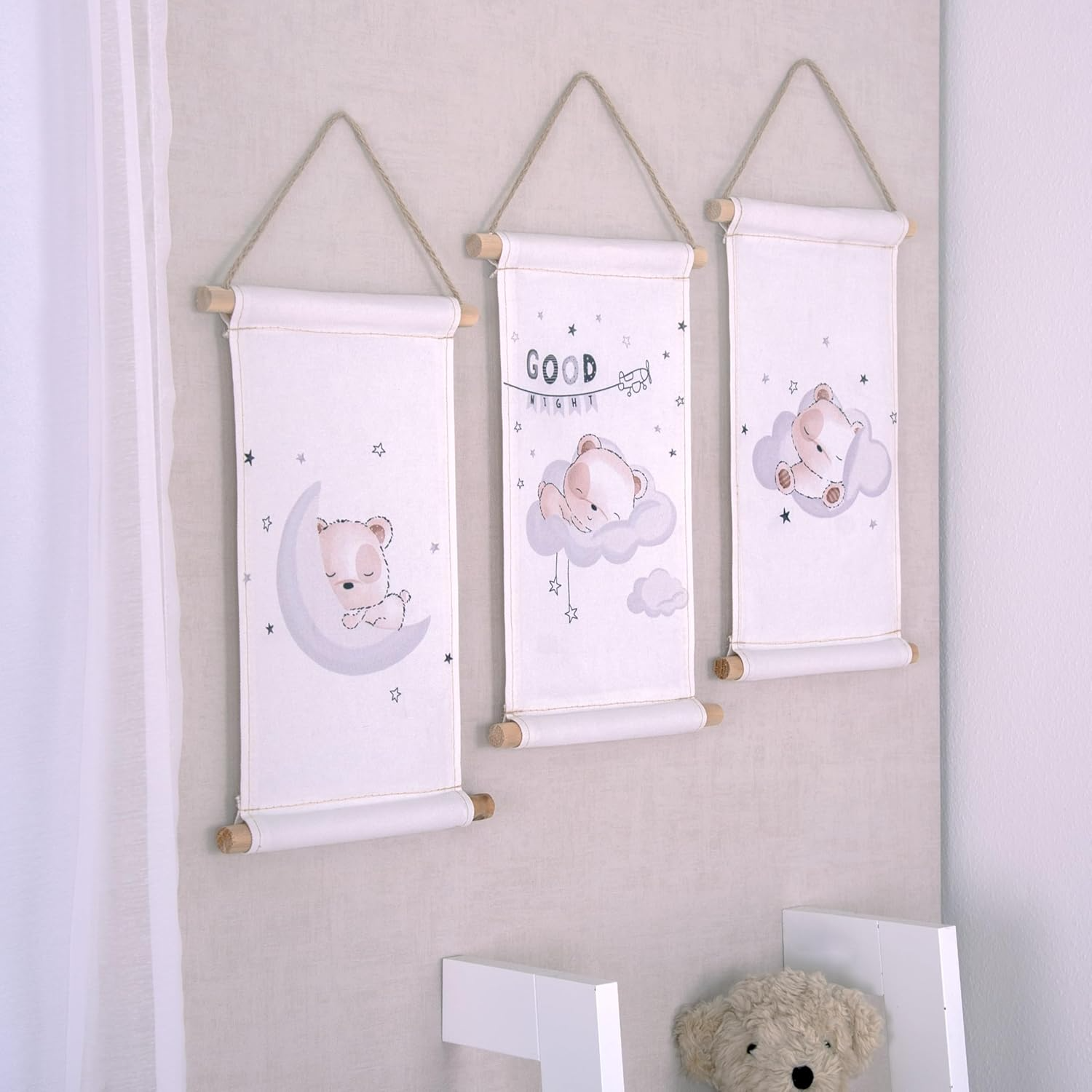 Wandbilder-Set Sleeping Little Bear 3er-Pack 20 x 30 cm 100% Baumwolle 3 Motive nebeneinander an einer Wand.