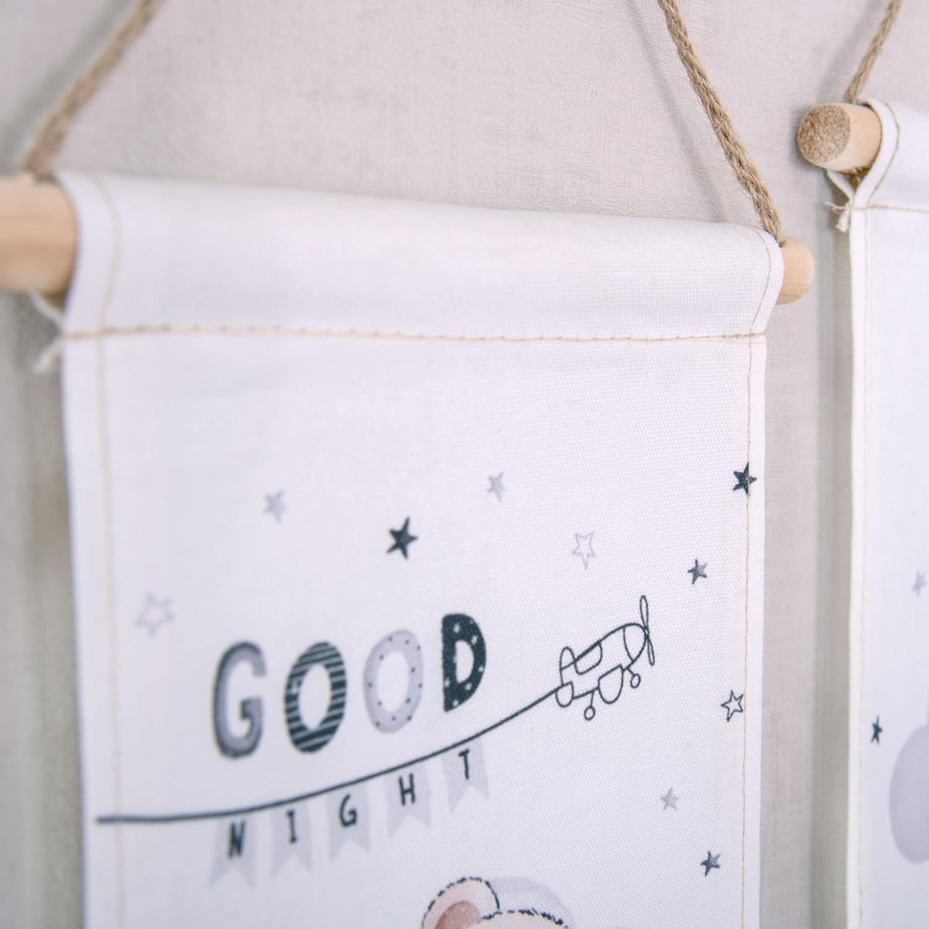 Wandbilder-Set Sleeping Little Bear 3er-Pack 20 x 30 cm 100% Baumwolle Holzstäbe, Kordel und ein Teil der Wandbilder.