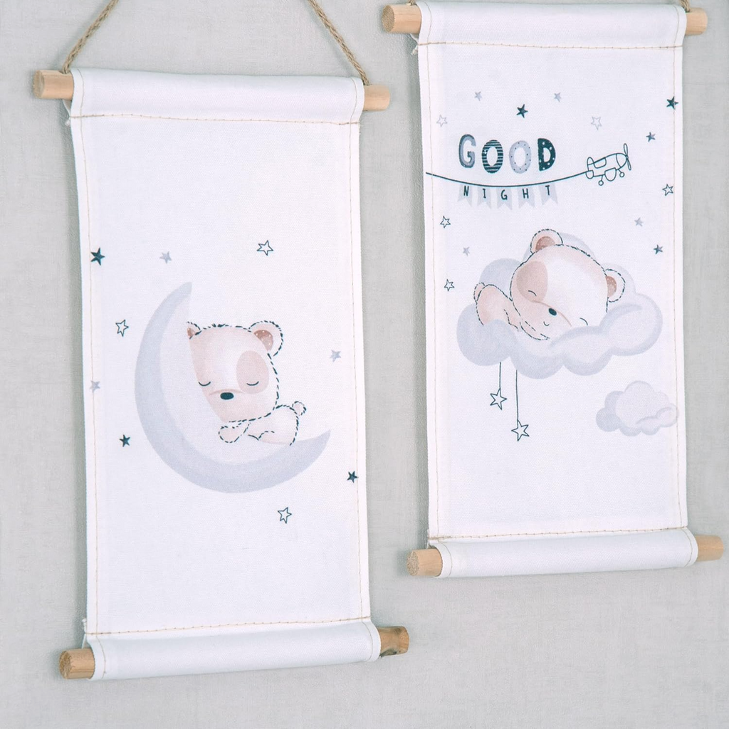 Wandbilder-Set Sleeping Little Bear 3er-Pack 20 x 30 cm 100% Baumwolle 2 Motive nebeneinander an einer Wand.