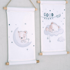 Wandbilder-Set Sleeping Little Bear 3er-Pack 20 x 30 cm 100% Baumwolle 2 Motive nebeneinander an einer Wand.