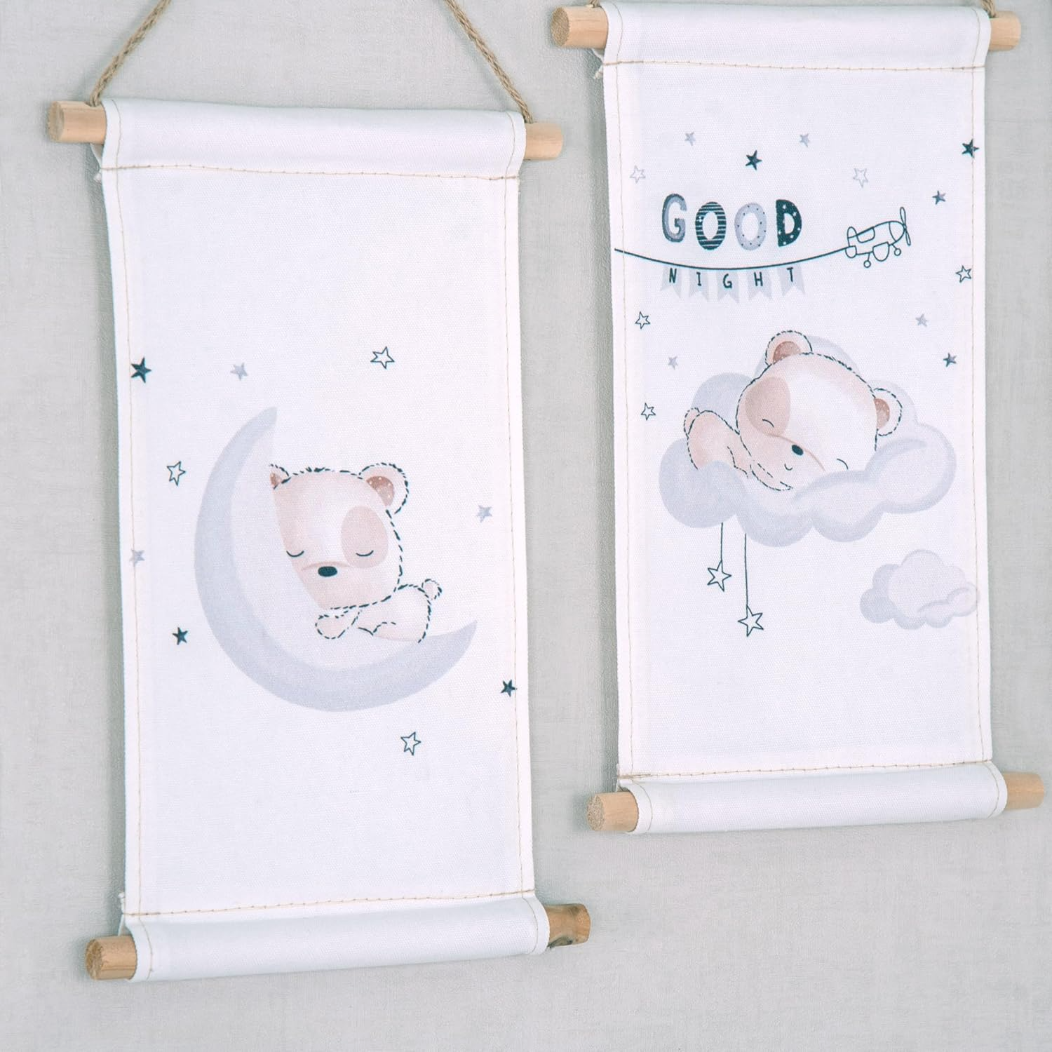 Wandbilder-Set Sleeping Little Bear 3er-Pack 20 x 30 cm 100% Baumwolle 2 Motive nebeneinander an einer Wand.