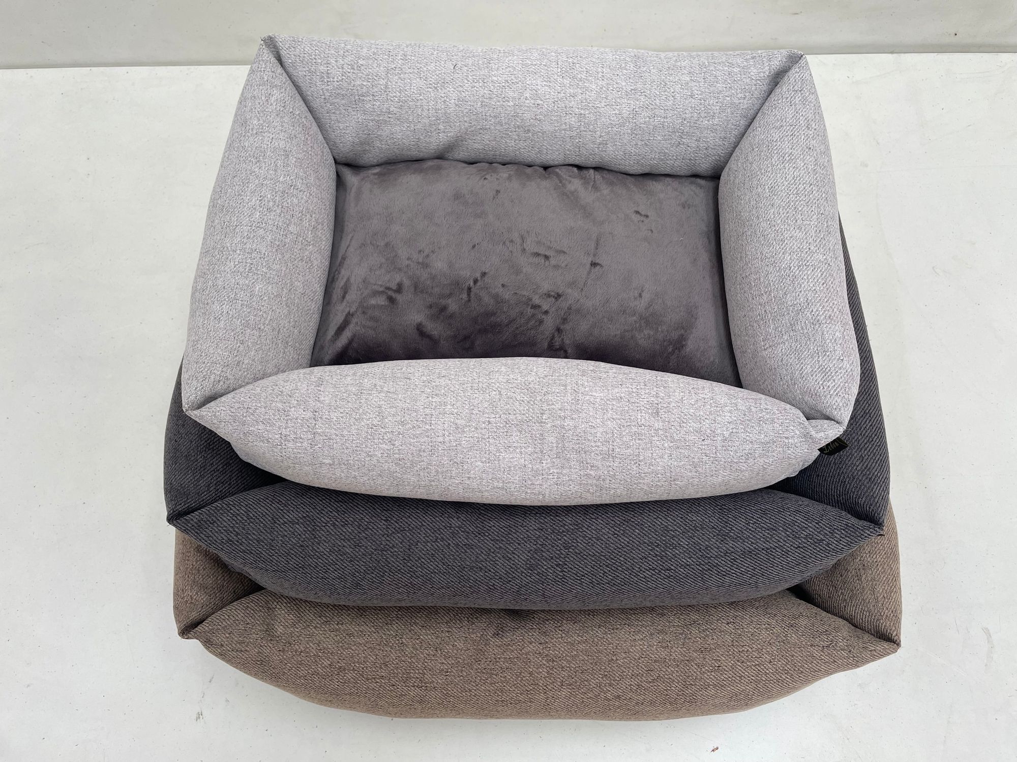 Hundebett Katzenbett / S / Graphite, Stone, Golden Brown gestapelt. Ansicht von oben.