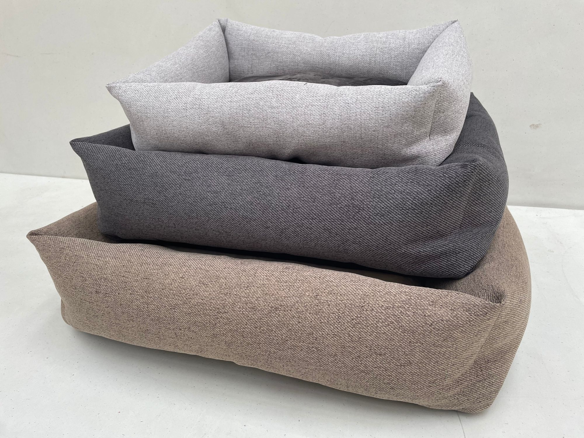 Hundebett Katzenbett / XL / Graphite, Stone, Golden Brown gestapelt