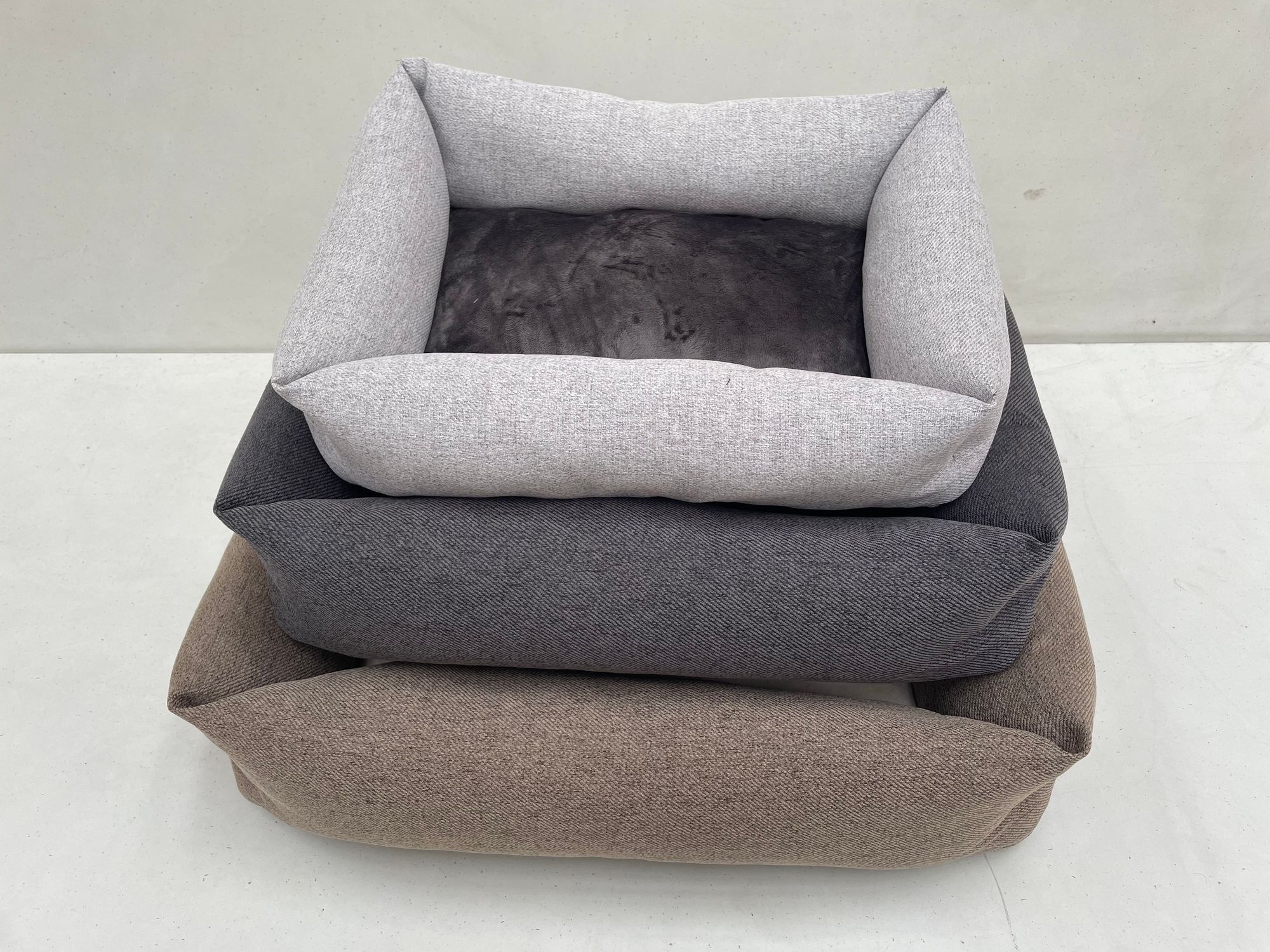 Hundebett Katzenbett / S / Graphite, Stone, Golden Brown gestapelt