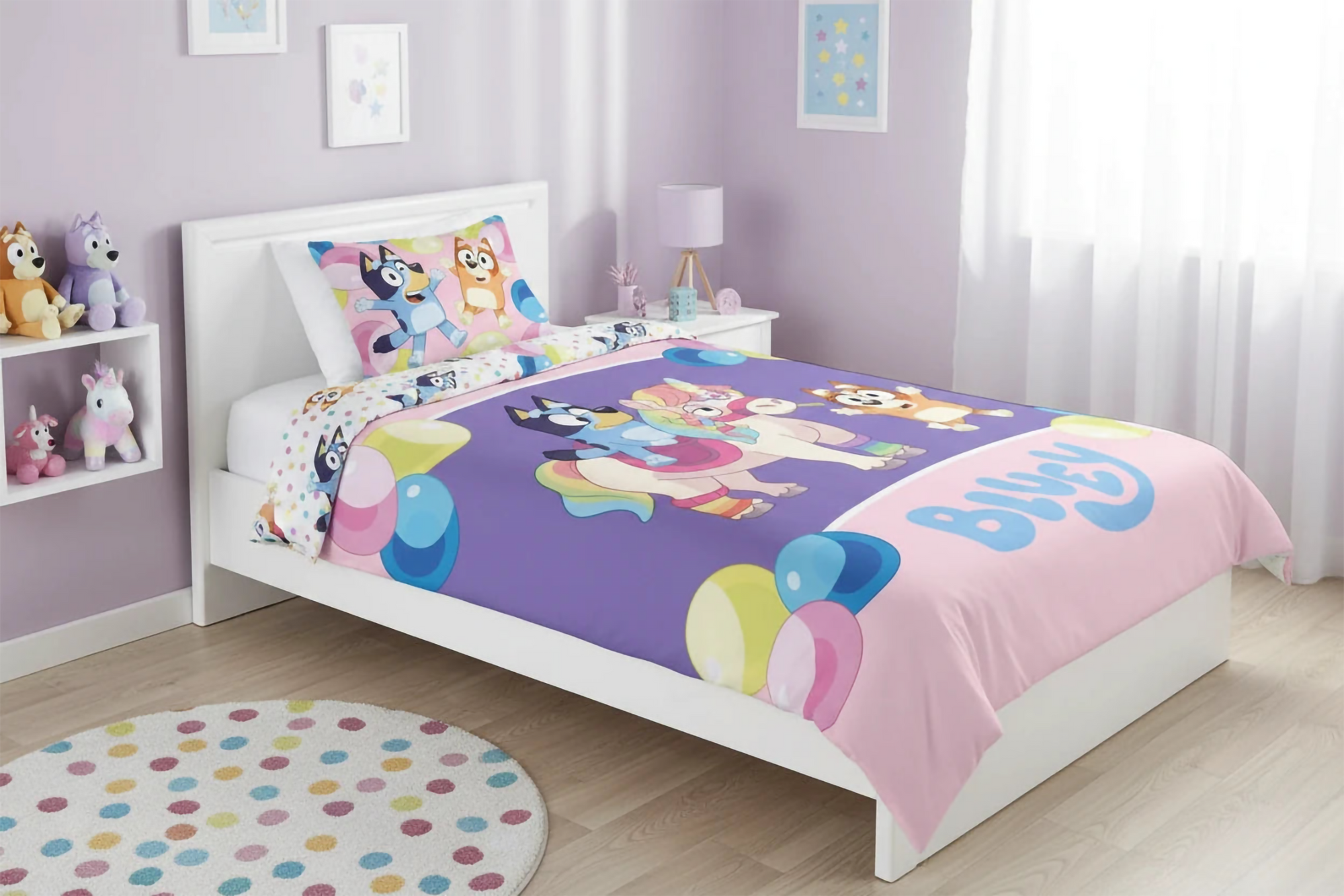 Bluey Einhorn Baby Bettwäsche Set 2 tlg. 100x135 cm 40x60cm Baumwolle aufgezogen auf einem Bett.