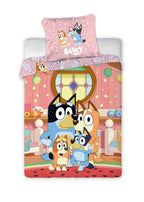 Bluey Familie Baby Bettwäsche Set 2 tlg. 100x135 cm 40x60cm Baumwolle Vorderseite und ein Teil der Rückseite.