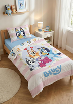Bluey, Bingo & Muffin Baby Bettwäsche Set 2 tlg. 100x135 cm Baumwolle aufgezogen auf einem Bett