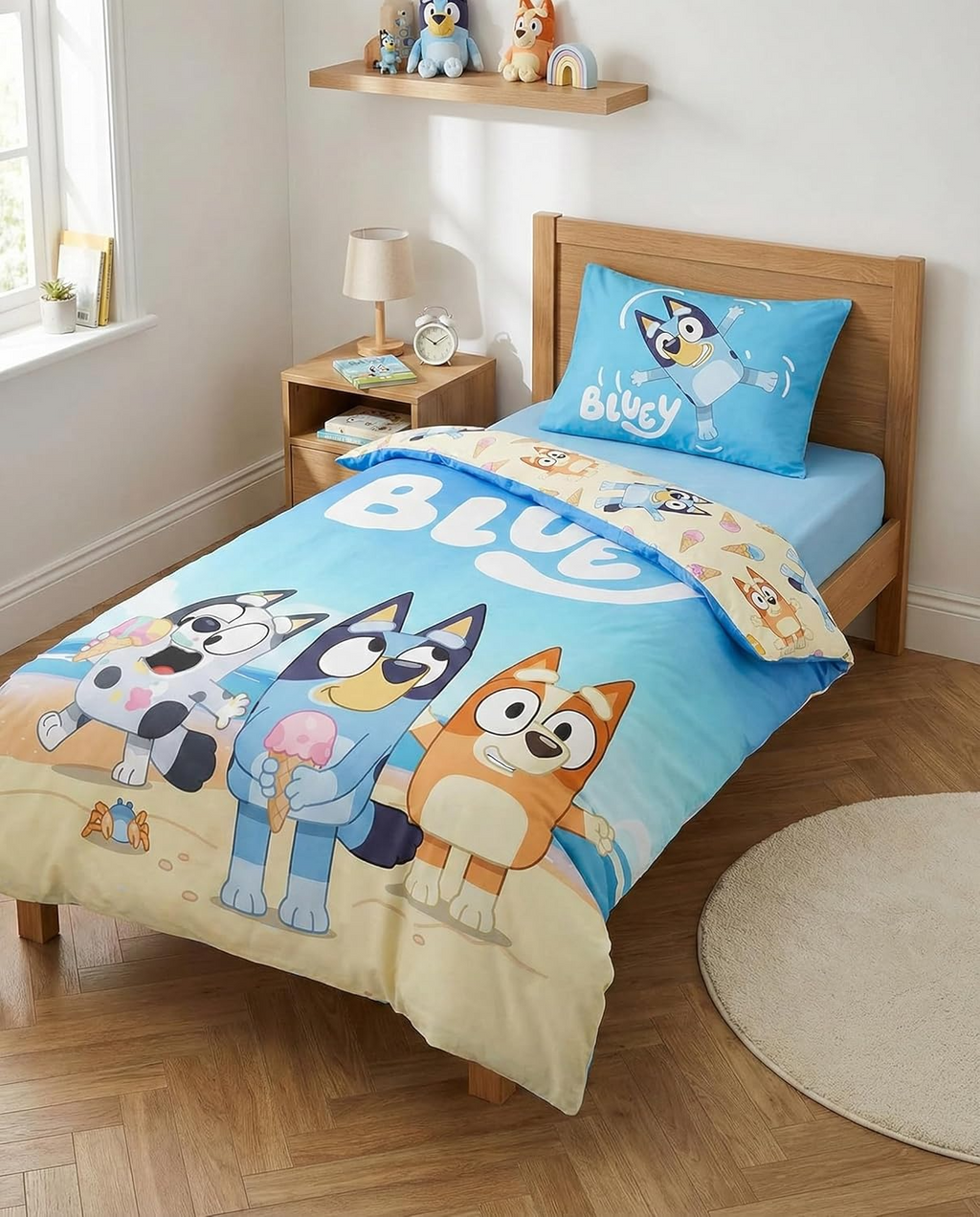 Bluey, Bingo & Muffin Strand Baby Bettwäsche Set 100x135 cm Baumwolle aufgezogen auf einem Bett