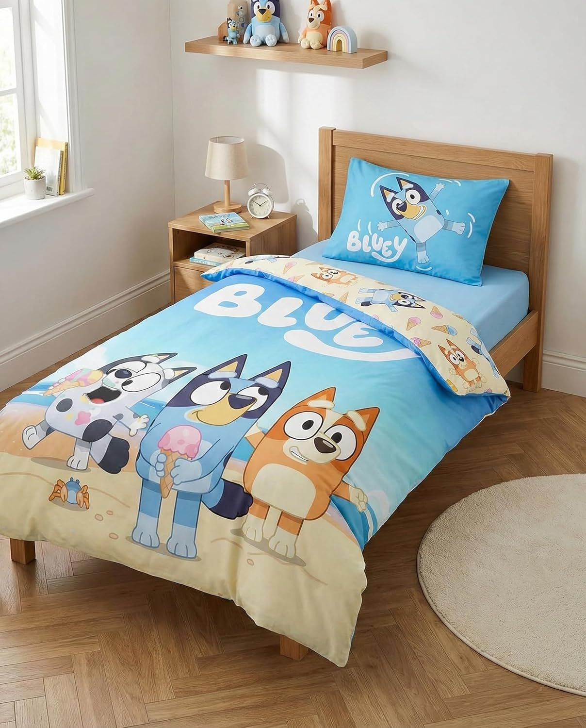 Bluey, Bingo & Muffin Strand Baby Bettwäsche Set 100x135 cm Baumwolle aufgezogen auf einem Bett