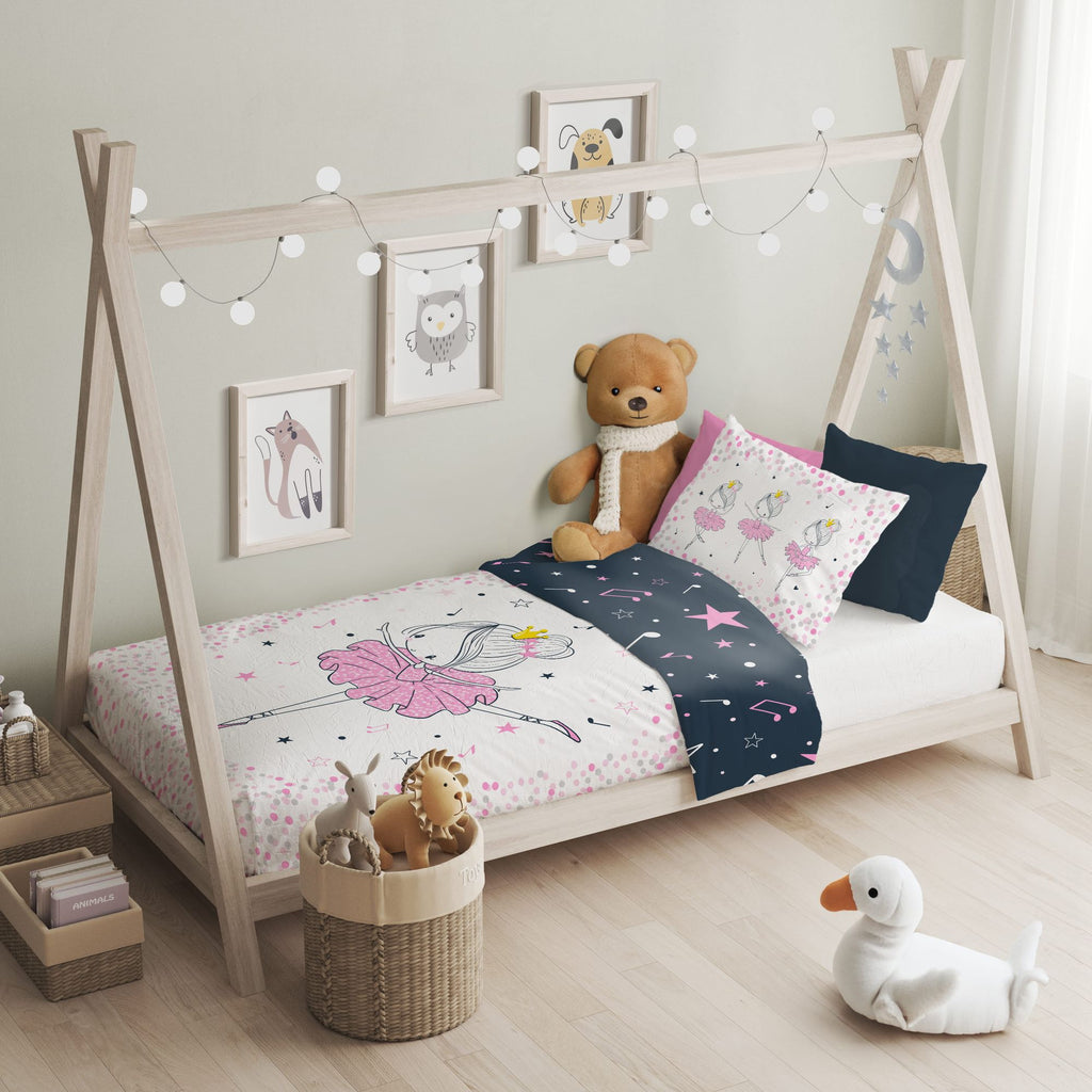 Baby Bettwäsche Set mit Ballerina 2 tlg. 100x135 cm 100% Baumwolle aufgezogen auf einem Bett.