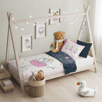 Baby Bettwäsche Set mit Ballerina 2 tlg. 100x135 cm 100% Baumwolle aufgezogen auf einem Bett.