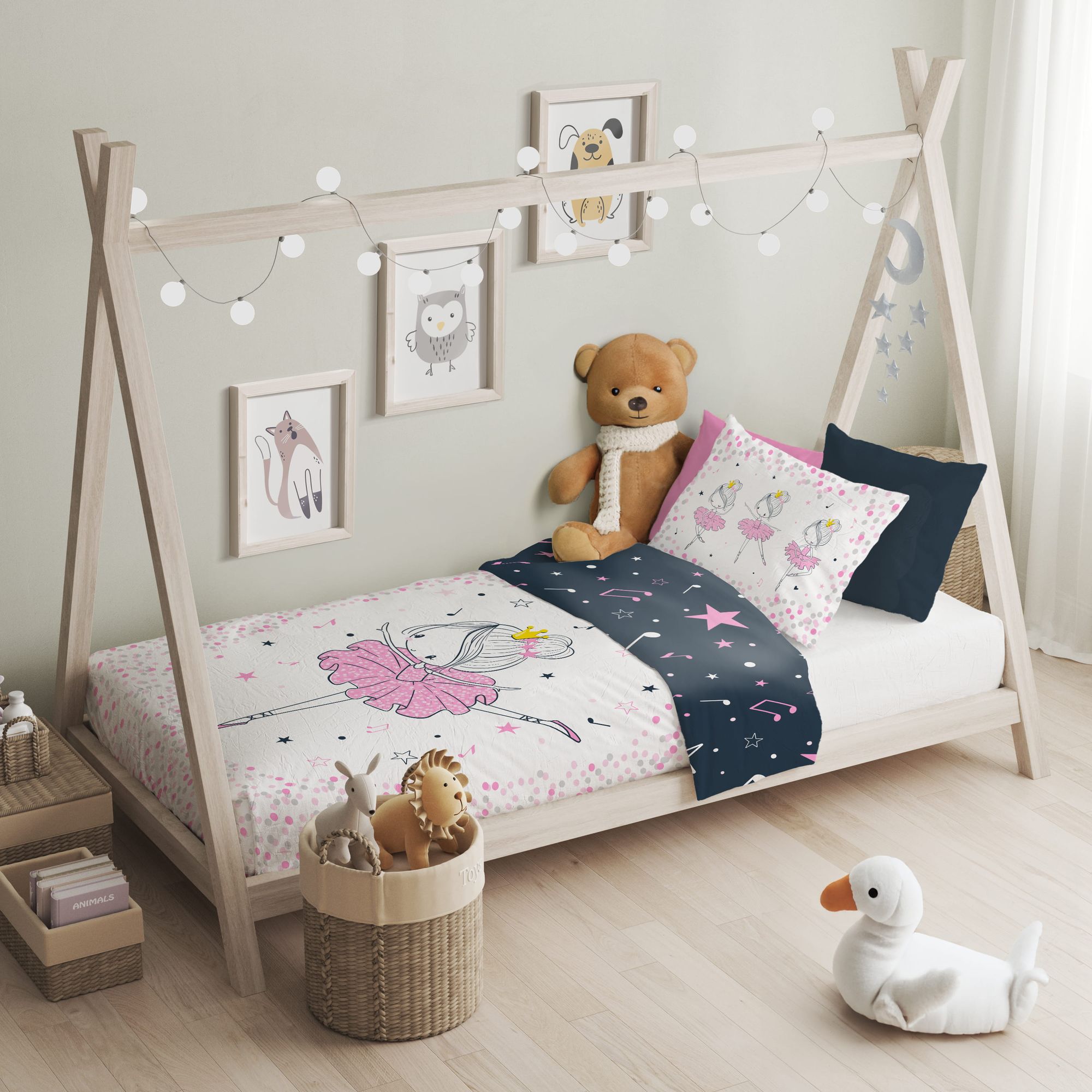 Baby Bettwäsche Set mit Ballerina 2 tlg. 100x135 cm 100% Baumwolle aufgezogen auf einem Bett.