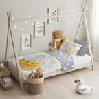 Baby Bettwäsche Set mit Maus & Käse 2 tlg. 100x135 cm 100% Baumwolle aufgezogen auf einem Bett.