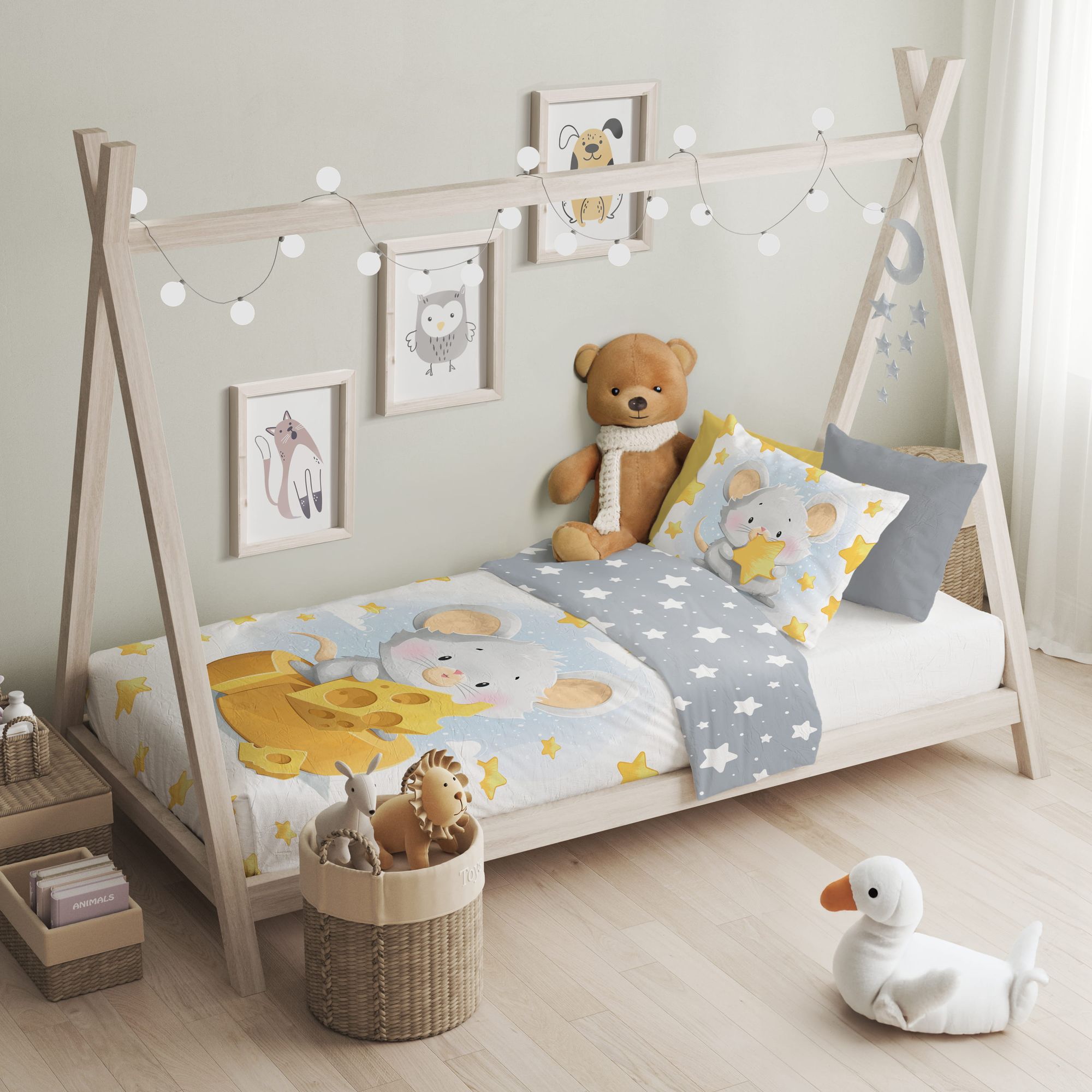 Baby Bettwäsche Set mit Maus & Käse 2 tlg. 100x135 cm 100% Baumwolle aufgezogen auf einem Bett.