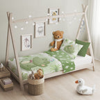 Baby Bettwäsche Set mit Krokodil 2 tlg. 100x135 cm 100% Baumwolle aufgezogen auf einem Bett.