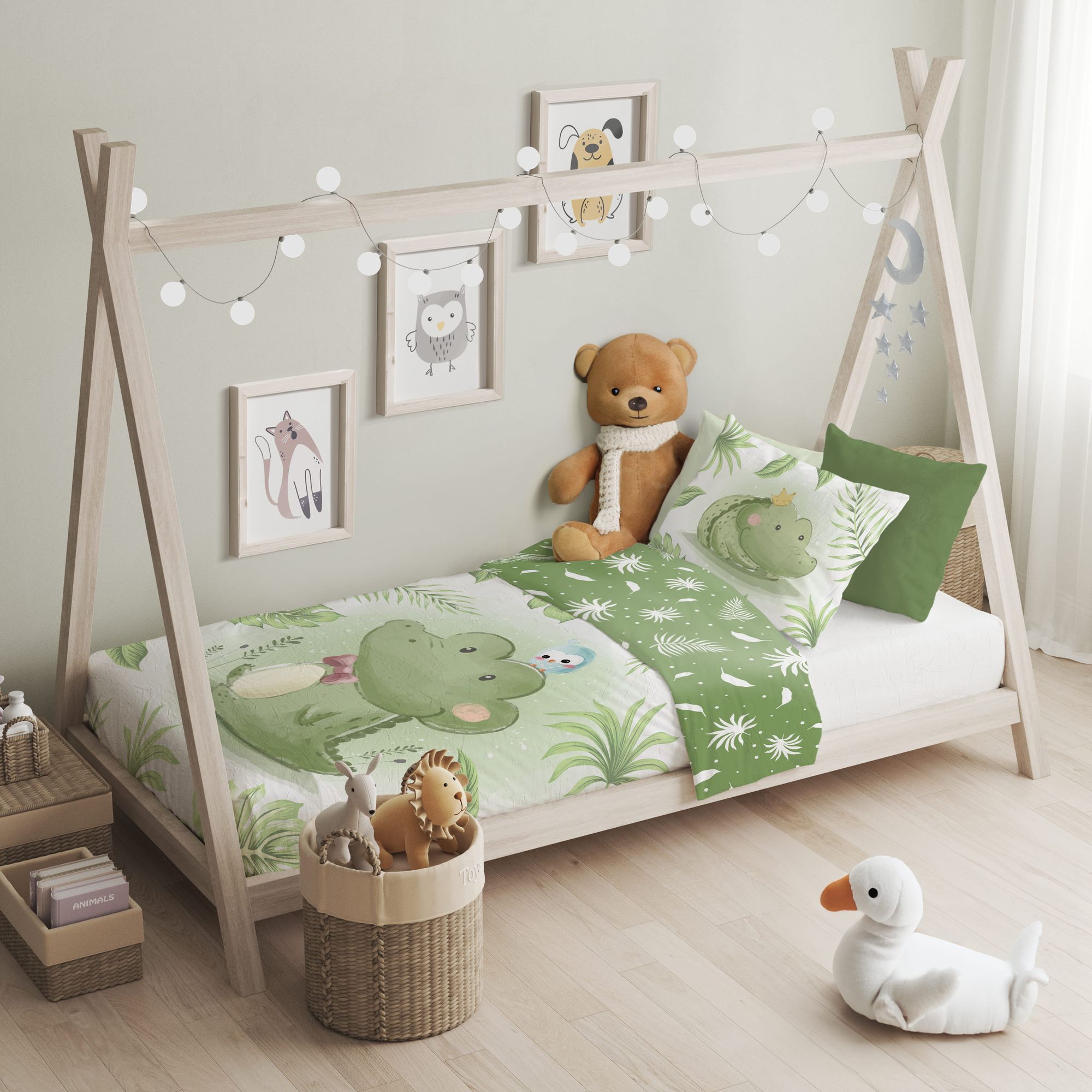 Baby Bettwäsche Set mit Krokodil 2 tlg. 100x135 cm 100% Baumwolle aufgezogen auf einem Bett.