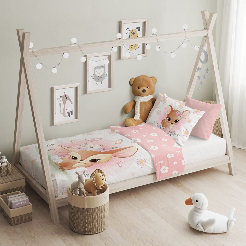 Baby Bettwäsche Set mit rosa Reh 2 tlg. 100x135 cm 100% Baumwolle aufgezogen auf einem Bett.