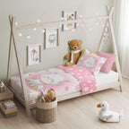 Baby Bettwäsche Set mit rosa Katze 2 tlg. 100x135 cm 100% Baumwolle aufgezogen auf einem Bett.