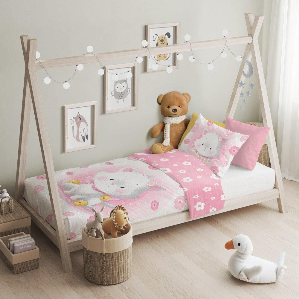 Baby Bettwäsche Set mit rosa Katze 2 tlg. 100x135 cm 100% Baumwolle aufgezogen auf einem Bett.