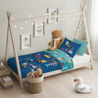 Baby Bettwäsche Set Baustelle blau 2 tlg. 100x135 cm 100% Baumwolle aufgezogen auf einem Bett.