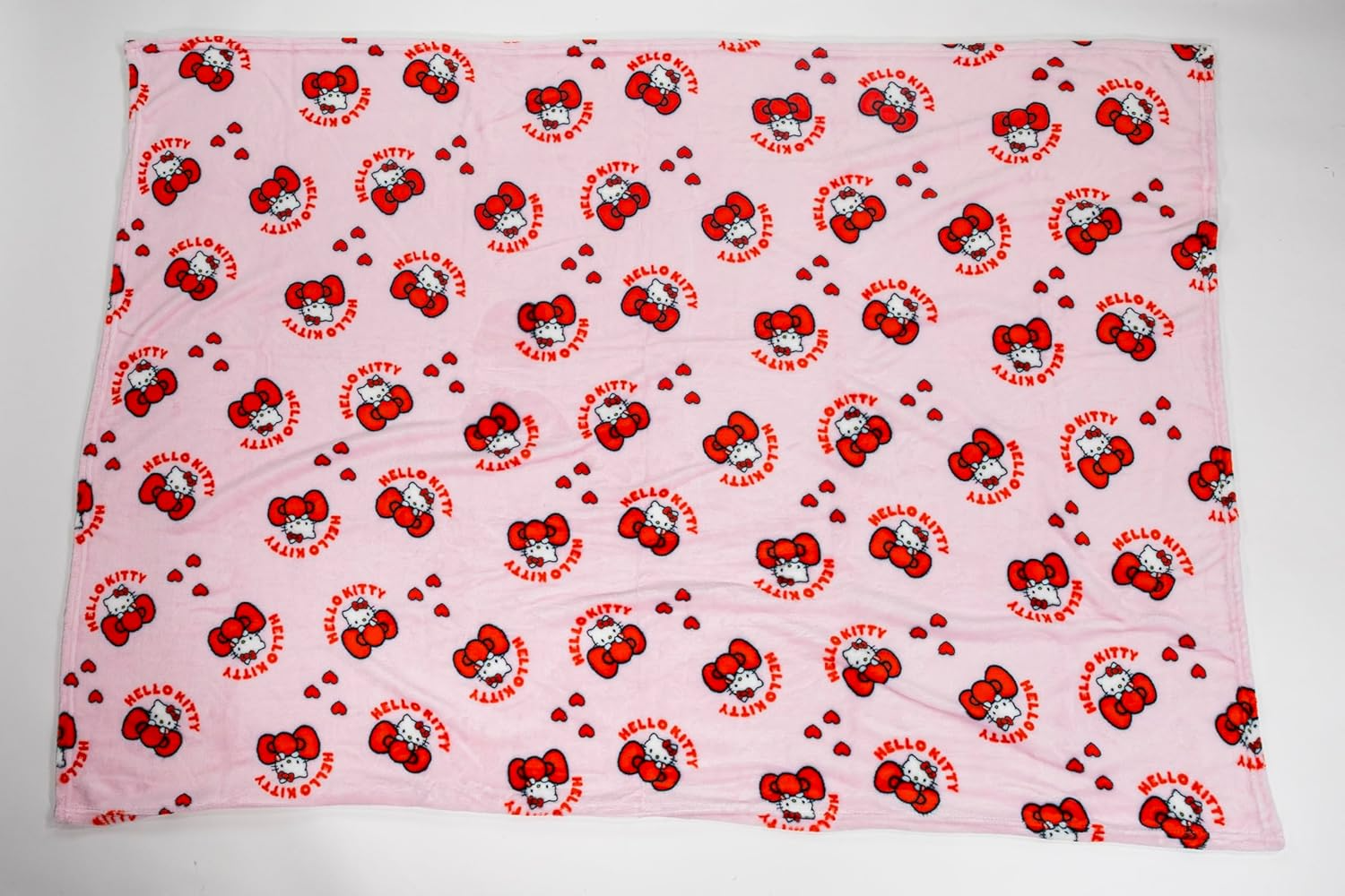 Hello Kitty Wohndecke Flauschdecke Kuscheldecke 110 x 150 cm hingelegt und ausgebreitet.