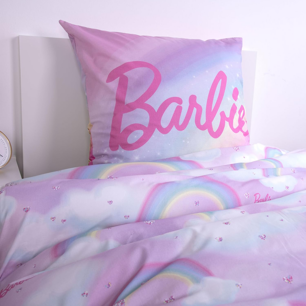 Barbie Regenbogen Bettwäsche Set 2 tlg 135 x 200 cm 100% Baumwolle aufgezogen auf einem Bett Nahaufnahme von der Rückseite