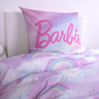 Barbie Regenbogen Bettwäsche Set 2 tlg 135 x 200 cm 100% Baumwolle aufgezogen auf einem Bett Nahaufnahme von der Rückseite