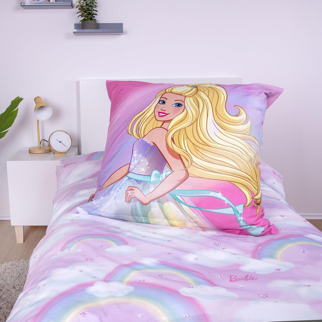 Barbie Regenbogen Bettwäsche Set 2 tlg 135 x 200 cm 100% Baumwolle aufgezogen auf einem Bett Nahaufnahme