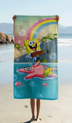 SpongeBob Badetuch Strandtuch Duschtuch 70 x 140 cm 100% Baumwolle hält eine Person in den Händen