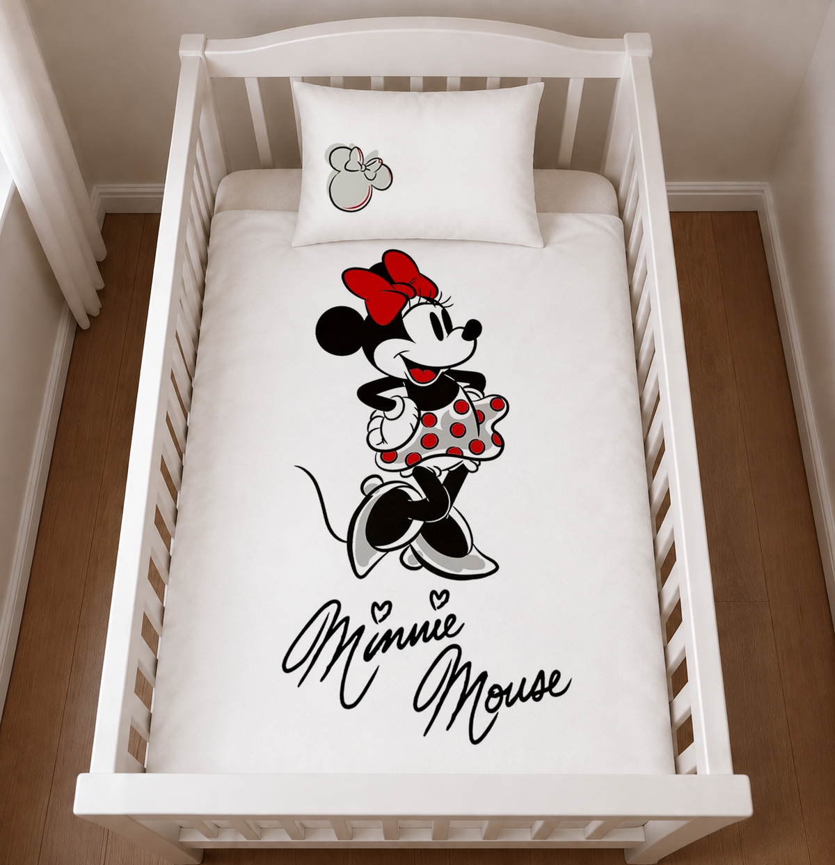 Disney Minnie Mouse Baby Bettwäsche 100 x 135 cm 100% Baumwolle in einem Babybett dargestellt. Ansicht von oben auf die Bettwäsche im Babybett.