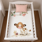 Herding Süßes Kälbchen Baby Bettwäsche 100 x 135 cm Baumwolle Flanell in einem Babybett dargestellt