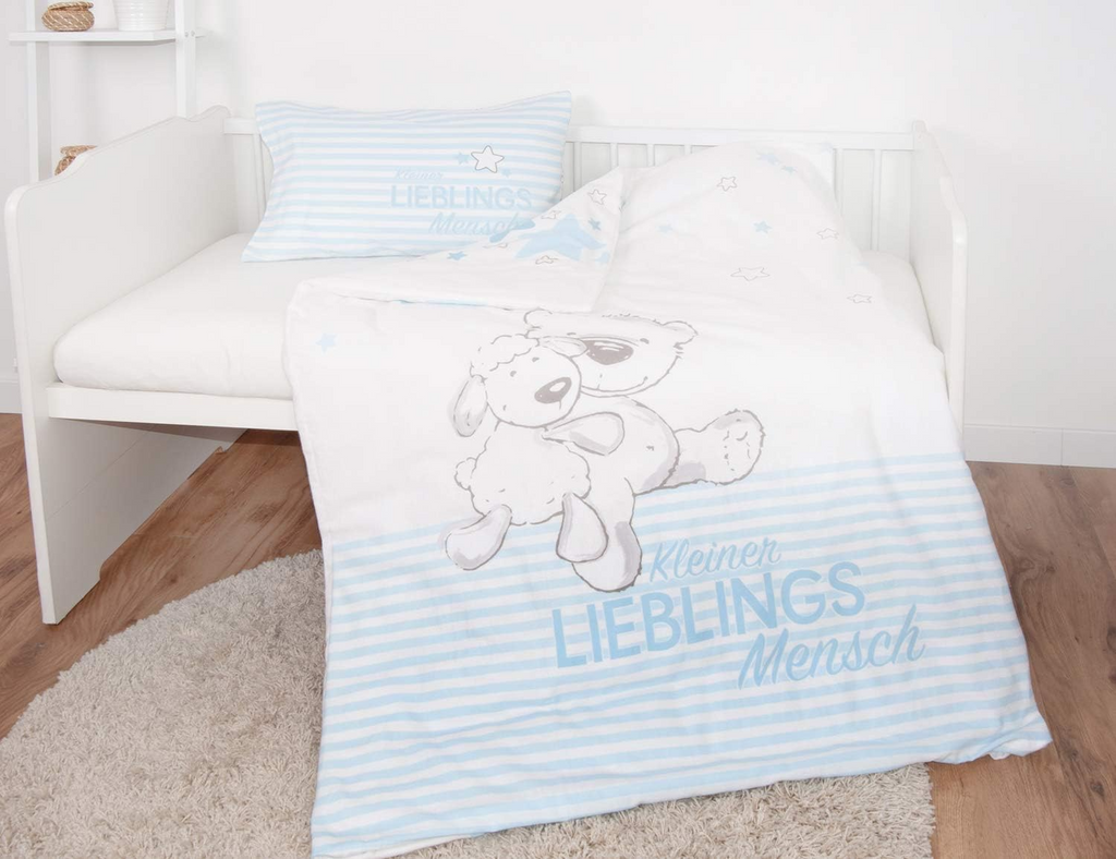 Baby Best Lieblingsmensch Baby-Bettwäsche 100x135 cm Baumwolle Flanell aufgezogen auf einem Bett