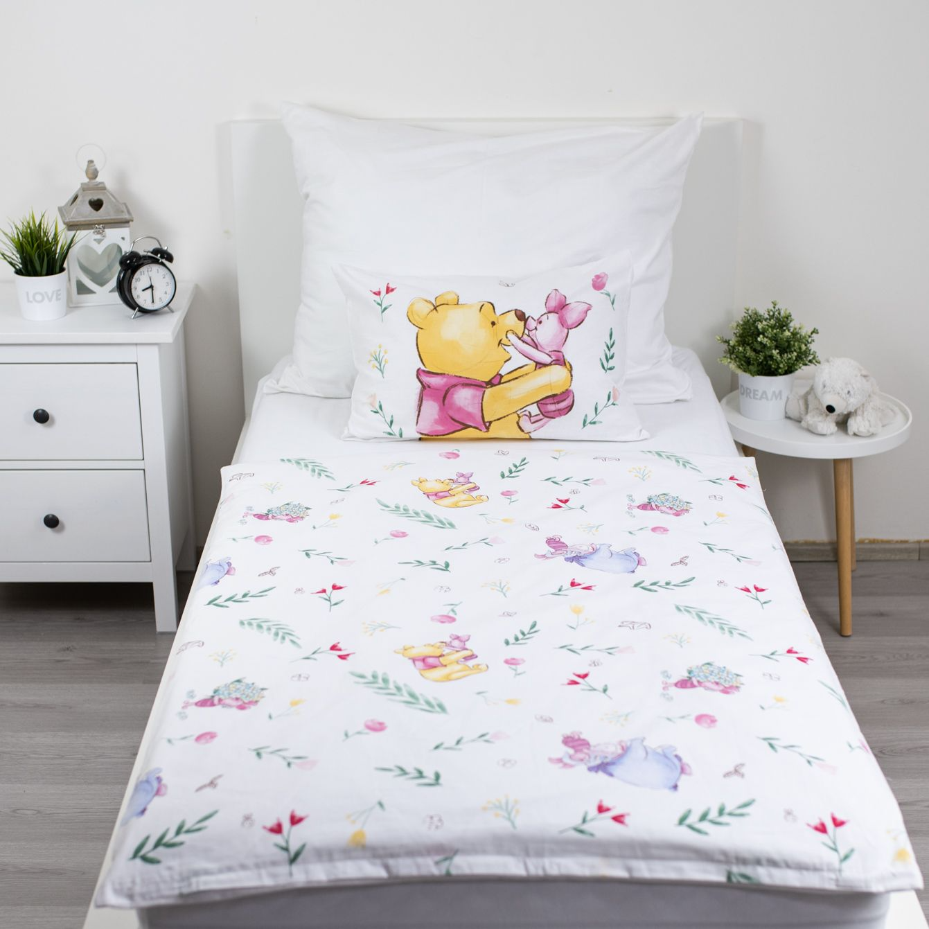 Disney Winnie Pooh Baby Bettwäsche Set 2 tlg 100x135 cm 100% Baumwolle Rückseite vom Motiv aufgezogen auf einem Bett