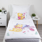 Disney Winnie Pooh Baby Bettwäsche Set 2 tlg 100x135 cm 100% Baumwolle Vorderseite vom Motiv aufgezogen auf einem Bett