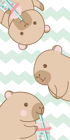 Produktbild des Capybara Badetuchs in der Frontalansicht. Drei gezeichnete, freundliche Capybaras im Comic-Stil trinken bunten Bubble Tea mit Strohhalm vor einem dekorativen, mintgrünen Zickzack-Muster.