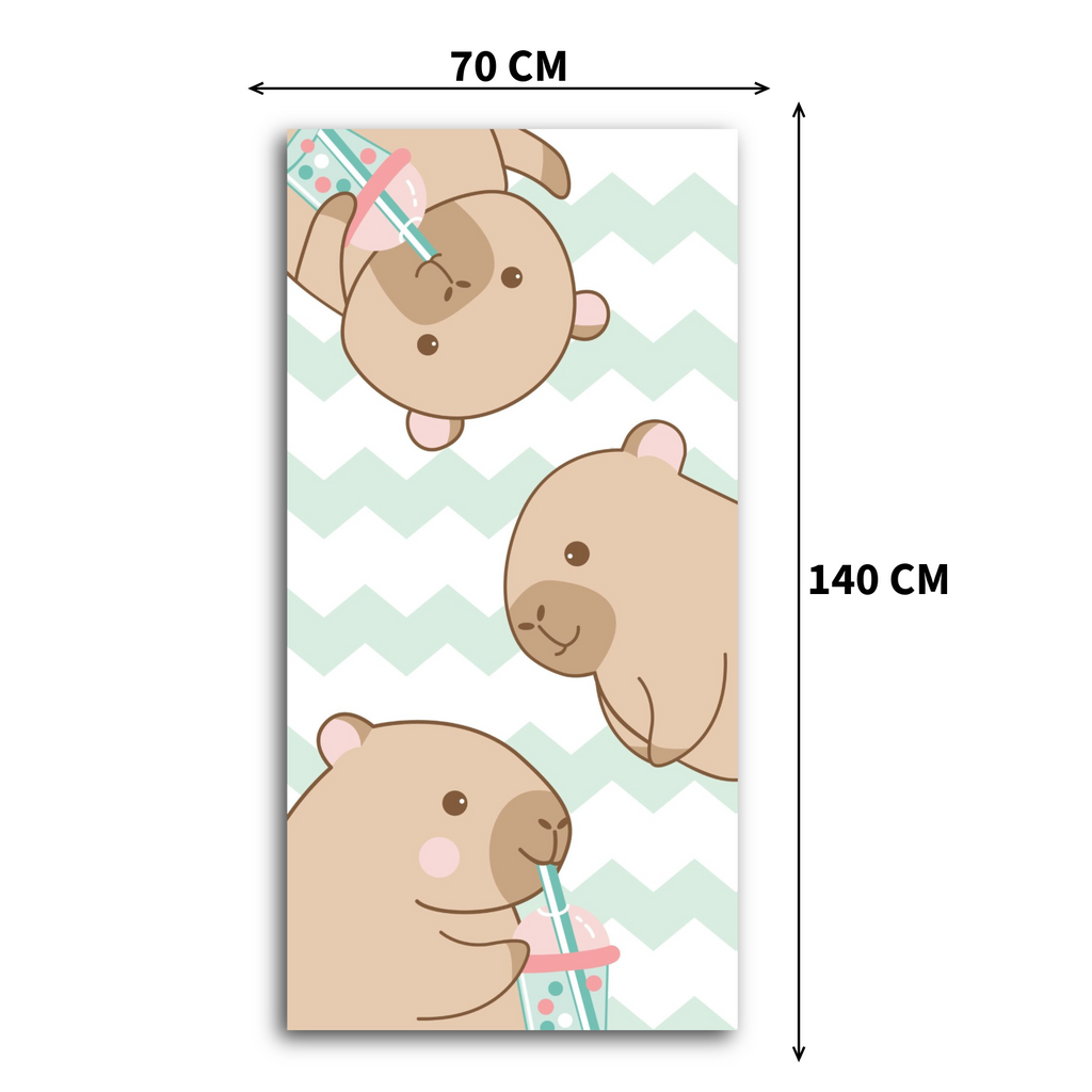 Capybara Kinder-Badetuch mit Maßangaben: 70 cm Breite am oberen Rand und 140 cm Länge an der rechten Seite. Das Handtuch zeigt drei niedliche, hellbraune Capybaras, die Bubble Tea trinken, auf einem weiß-grünen Zickzack-Hintergrund.