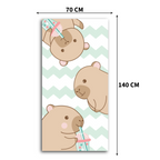 Capybara Kinder-Badetuch mit Maßangaben: 70 cm Breite am oberen Rand und 140 cm Länge an der rechten Seite. Das Handtuch zeigt drei niedliche, hellbraune Capybaras, die Bubble Tea trinken, auf einem weiß-grünen Zickzack-Hintergrund.