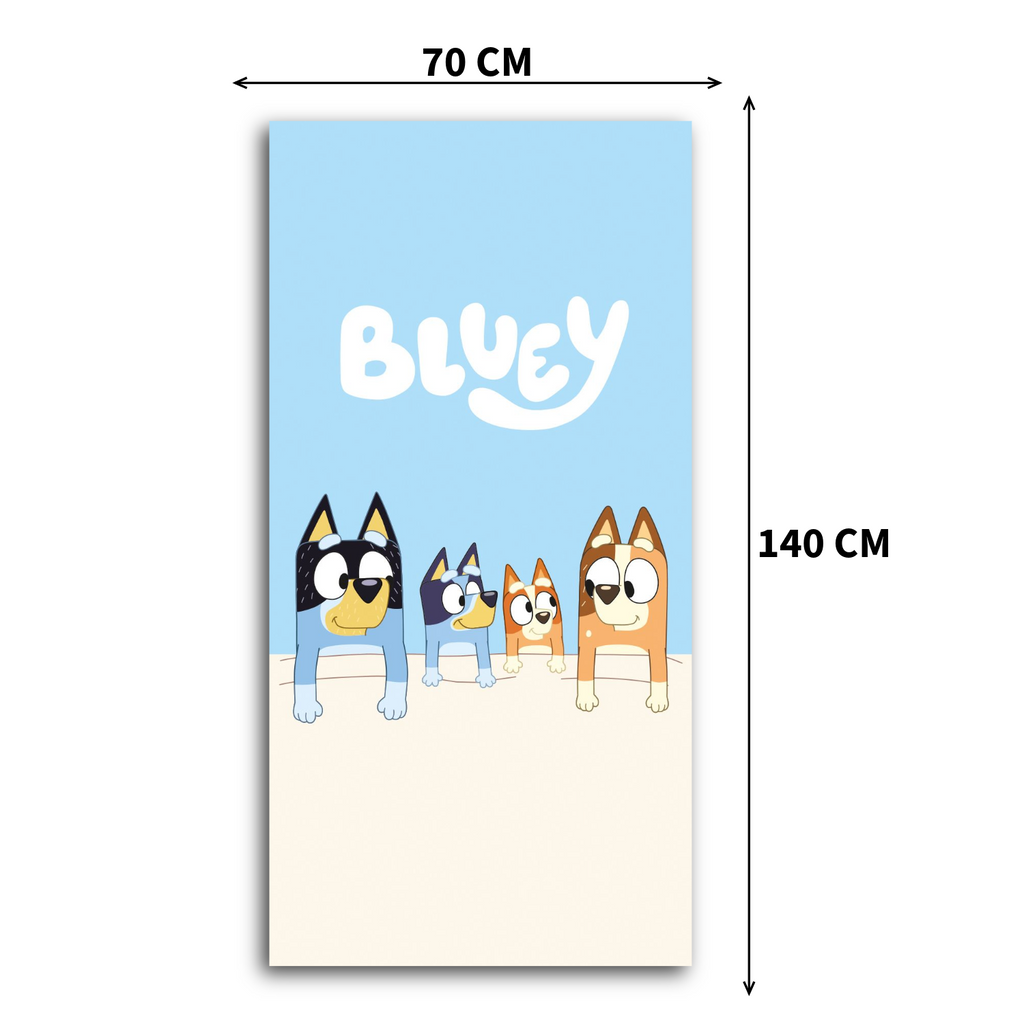 Bluey Kinder-Badetuch mit Maßangaben (70 cm Breite, 140 cm Länge). Motiv zeigt den weißen Serienschriftzug und die Heeler-Familie auf hellblau-beigem Grund.