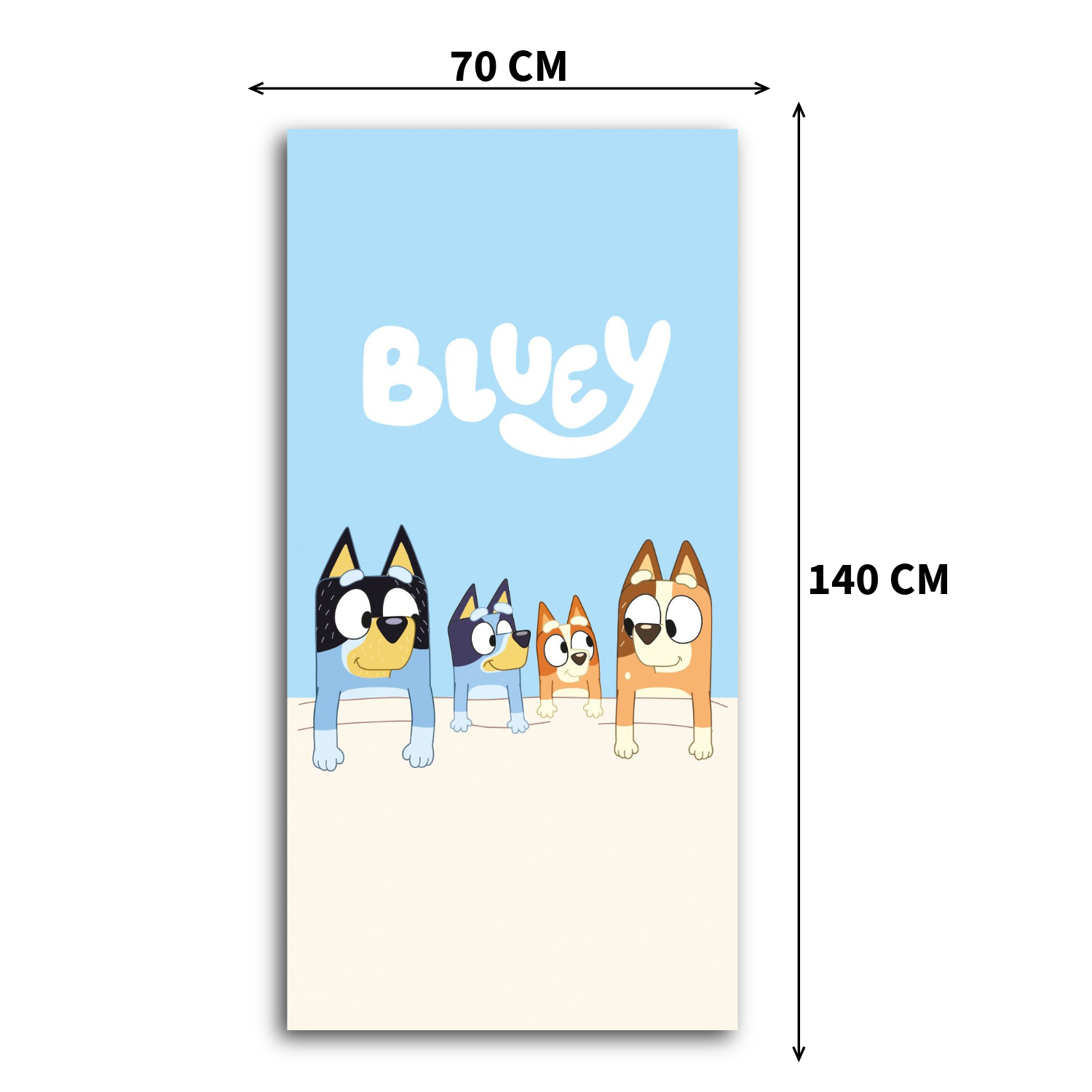 Bluey Kinder-Badetuch mit Maßangaben (70 cm Breite, 140 cm Länge). Motiv zeigt den weißen Serienschriftzug und die Heeler-Familie auf hellblau-beigem Grund.