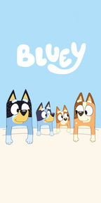 Produktbild des Bluey Badetuchs in der Frontalansicht. Auf der oberen Hälfte befindet sich das weiße Logo der bekannten Kinderserie auf hellblauem Grund. Darunter sind die vier Charaktere der Heeler-Familie nebeneinander abgebildet