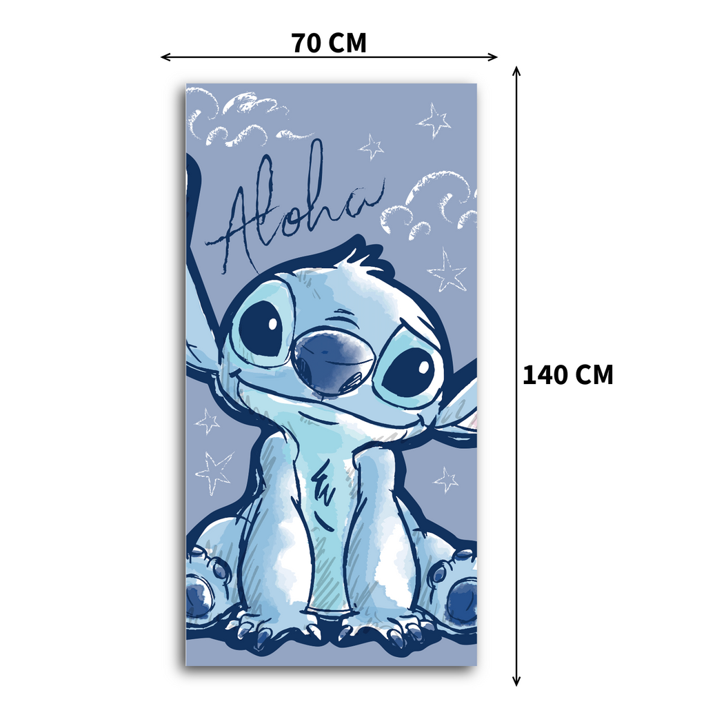 Stitch Kinder-Badetuch mit Maßangaben (70 cm Breite, 140 cm Länge). Das blaue Motiv zeigt den sitzenden Stitch im Skizzen-Stil mit dem Schriftzug „Aloha“, Sternen und Wolken.