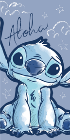 Frontalansicht des Stitch Badetuchs im charmanten Zeichenstil. Auf blaugrauem Hintergrund sitzt die beliebte Alien-Figur lächelnd unter dem geschwungenen Schriftzug „Aloha“.