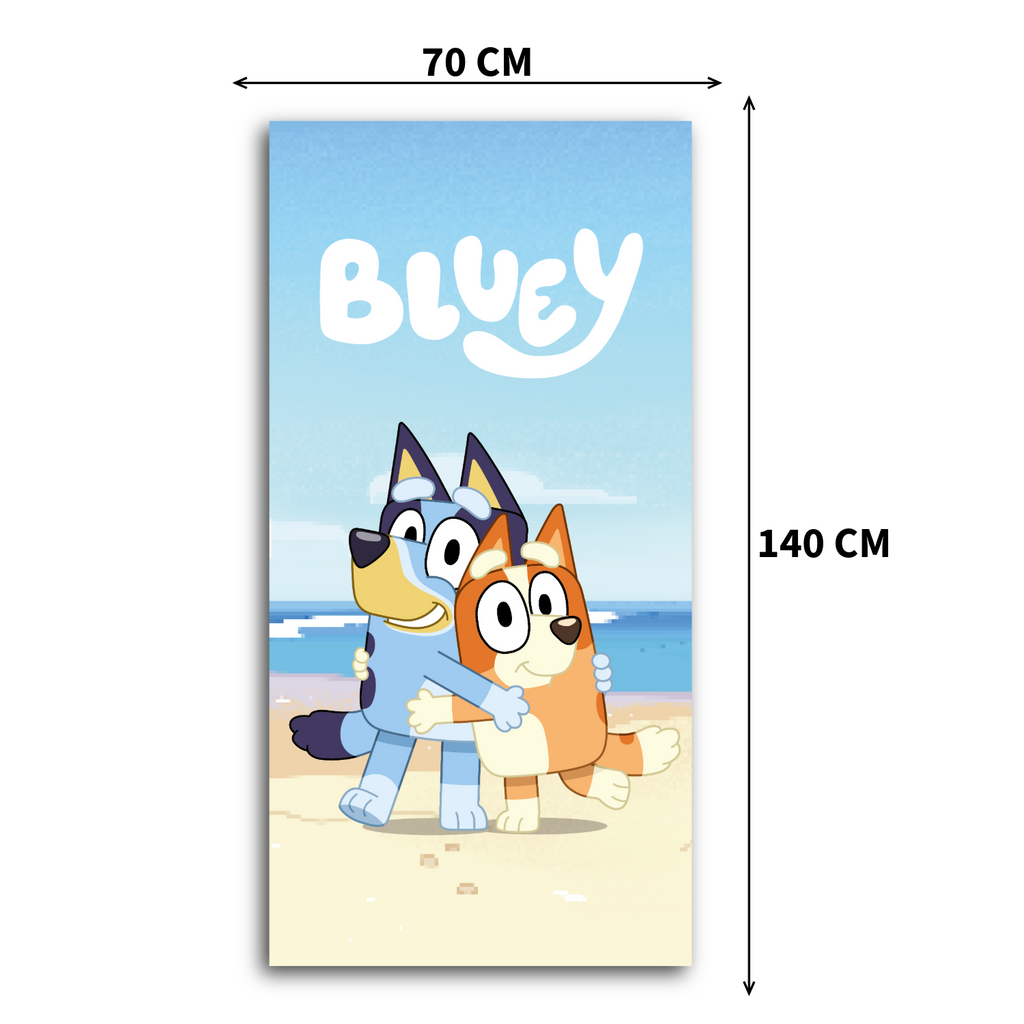 Bluey Kinder-Badetuch mit Maßangaben (70 cm Breite, 140 cm Länge). Das Motiv zeigt Bluey und Bingo, die sich am Sandstrand umarmen, unter dem weißen Serienschriftzug.