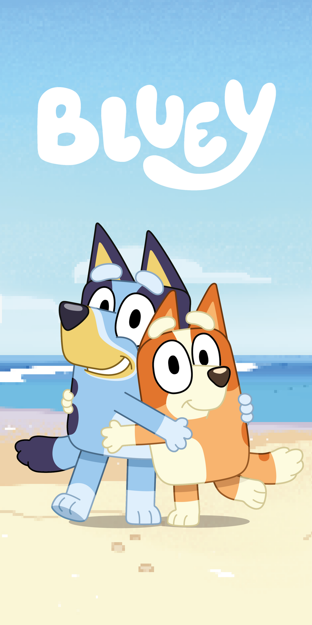 Frontalansicht des Bluey Badetuchs mit dem weißen Logo der Kinderserie am Himmel und einer Strandszene, in der sich die Charaktere Bluey und Bingo fröhlich umarmen.