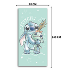 Stitch Kinder-Badetuch mit Maßangaben (70 cm Breite, 140 cm Länge). Das mintgrüne Motiv zeigt Stitch im Skizzen-Stil, der seine Puppe Scrump umarmt, umgeben von Sternen.